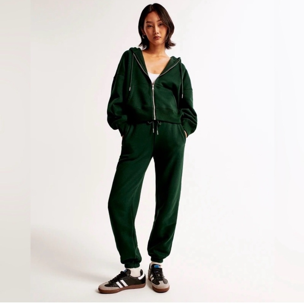 Abercrombie & Fitch Essential Sunday Sweatpant - Picture 3 of 3